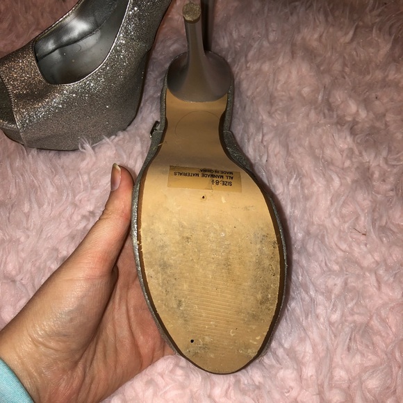 Gray glitter open toe shoes - Picture 2 of 4